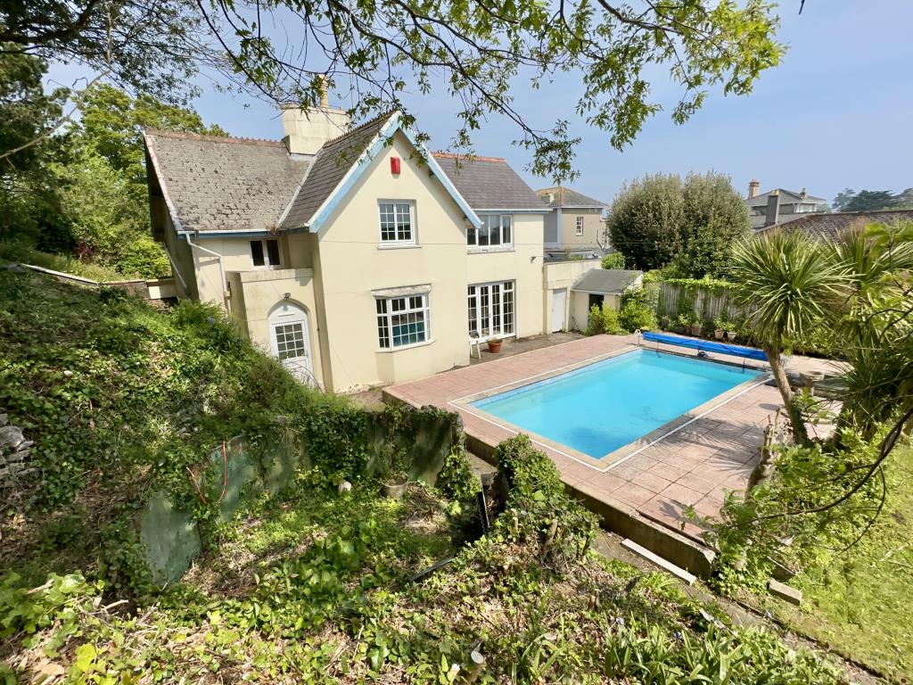 Lot: 128 - UNIQUE DETACHED PROPERTY FOR REFURBISHMENT WITH POTENTIAL - General view of the rear of Rockwood House and pool